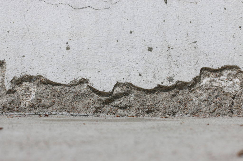 concrete wall with crack in fo